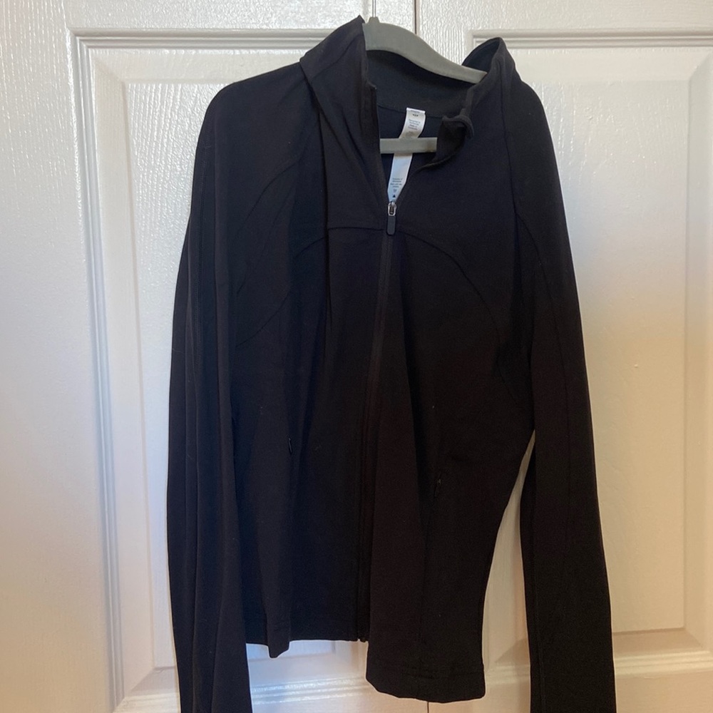 Lululemon black cropped define jacket in size 6 - never worn - runs small